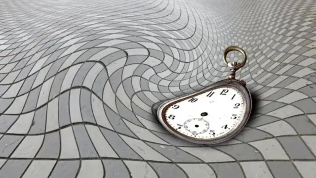 Reloj deformado sobre un mandto cuadriculado también deformado que representa el espacio-tiempo