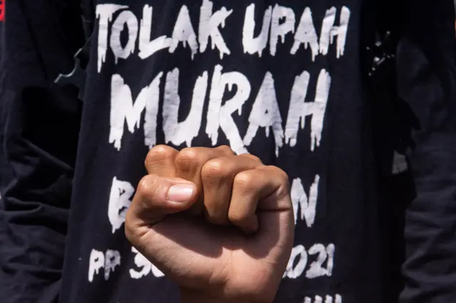 Buruh yang tergabung dalam berbagai serikat pekerja Jawa Barat melakukan aksi unjuk rasa di depan Gedung Sate, Bandung, Jawa Barat, Kamis (28/8/2025).