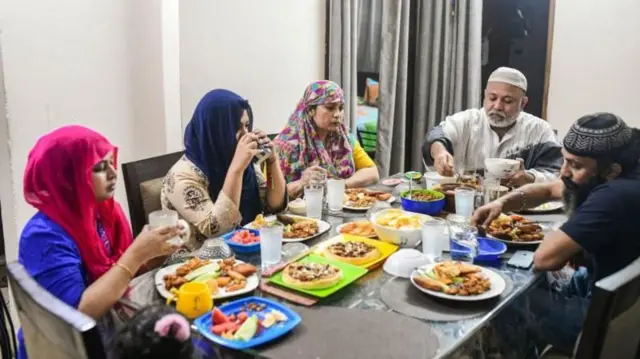 পরিবারের সবাই মিলে ইফতার করার ছবি