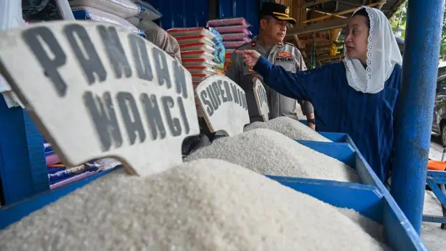 Wakil Wali Kota Palu Imelda Liliana Muhidin (kanan) berdialog dengan pengecer beras di Pasar Tradisional Masomba, Palu, Sulawesi Tengah, Jumat (22/8/2025). 
