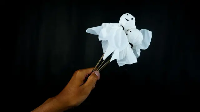 Ilustrasi boneka hantu yang sedang dimainkan.