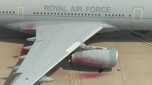 Слегка обрызганный краской военный самолет