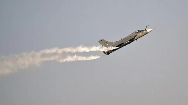 દુબઈમાં તેજસ વિમાન દુર્ઘટનાગ્રસ્ત, વિંગ કમાન્ડર નમન સ્યાલ, પિતા જગન નાથ, મખતૂમ ઇન્ટરનૅશનલ ઍરપૉર્ટ, ઍર શો દરમિયાન અકસ્માત, બીબીસી ગુજરાતી 