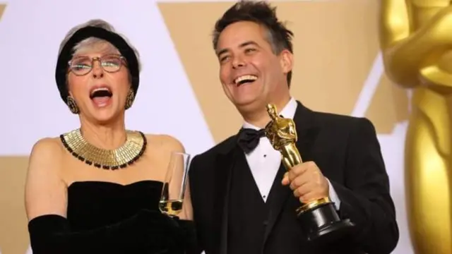 Ən yaxşı xarici film nominasiyasının qalibi seçilən Çili istehsalı film "Fantastik qadın"-ın rejissoru Sebastian Lelio (sağda)