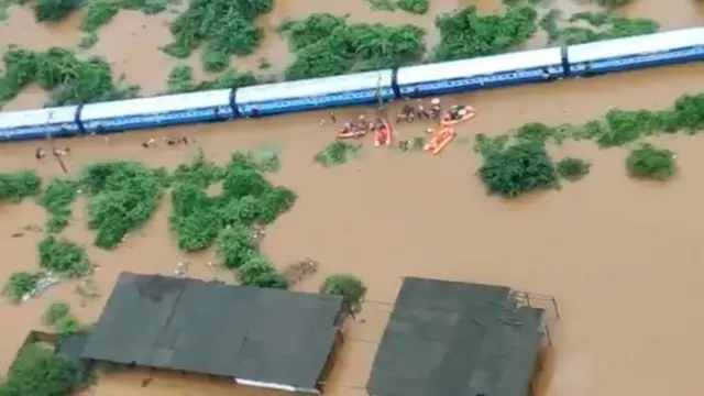 पाण्यात अडकलेली रेल्वे