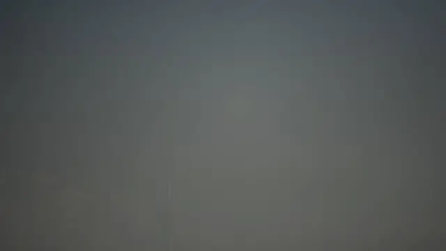 نمایی از رشته کوه البرز در شمال تهران و برج میلاد در پایتخت