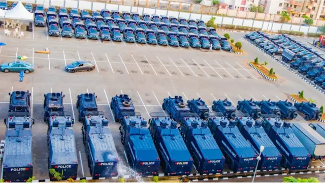 Fotos of vehicles for di election