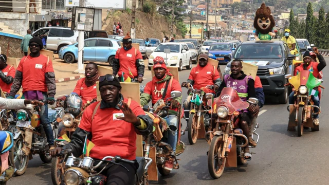 A ranar Laraba, ƴaƴan ƙungiyar Mola wadda babbar ƙungiya ce da ke goyon baya Gasar Kofin Ƙasashen Afrika ke zagaye titunan Yaounde babban birnin Kamaru.