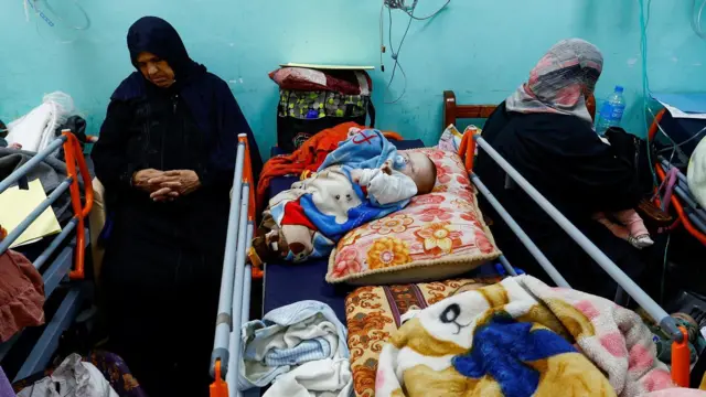 غرفة يقيم بها نازحون في أحد مستشفيات غزة