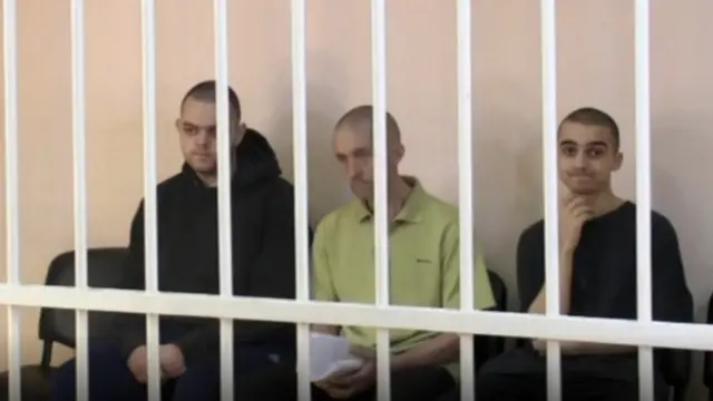 Brahim Saaudun (à droite) et deux Britanniques ont été capturés par la Russie alors qu'ils combattaient pour l'Ukraine.