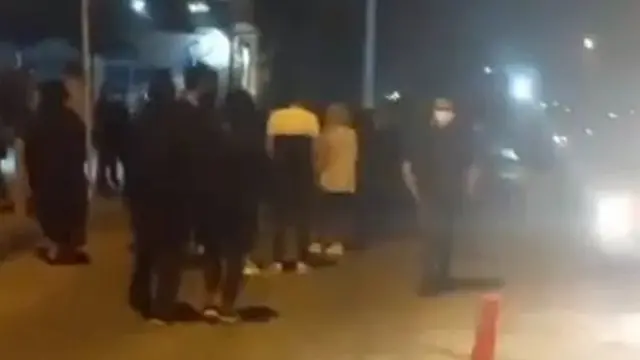 اعتراض شهروندان ایرانی به احکام اعدام جلوی زندانی در اصفهان