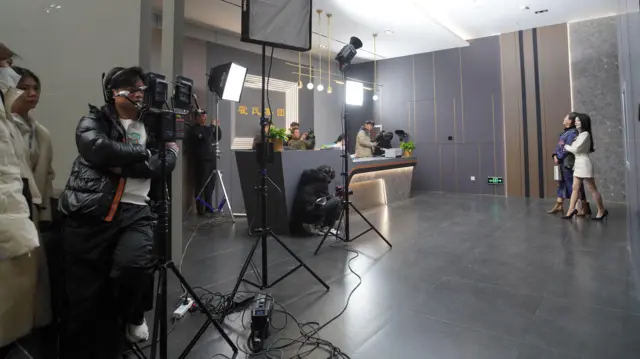 河南鄭州「豎店」大志影視基地內一場微短劇拍攝進行中