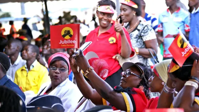 Wakenya walimiminika katika kituo cha gari la moshi la Nairobi kujionea treni ya kisasa ya SGR iliyozinduliwa