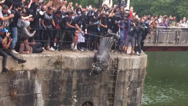 La estatua fue arrojada al agua desde el muelle del puerto de Bristol.