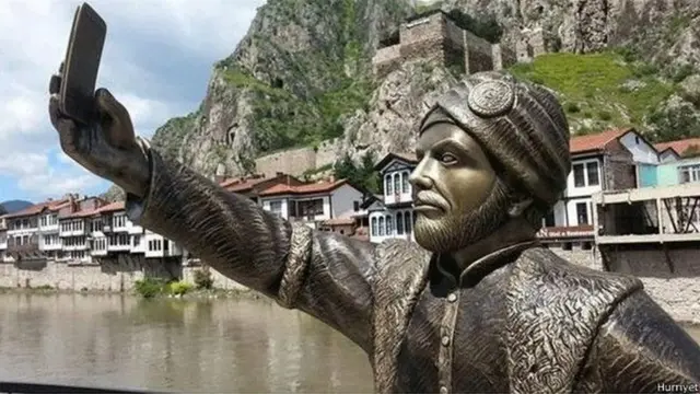 Түркияда Осмон империясынын тушундагы мартабалуу делген адамга чөнтөк телефон карматып, тамашага чакырган айкел орнотушкан