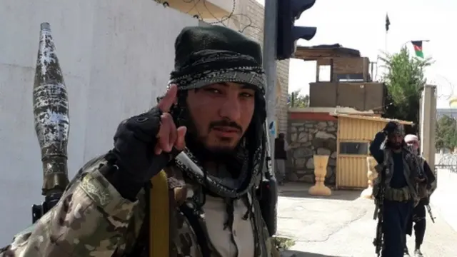 Бойовик "Талібану" поруч із будинком коменданта в ГазніБойовик "Талібану" поруч із будинком коменданта в Газні