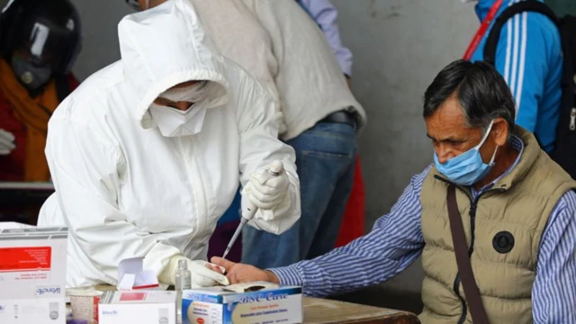 सेवामा खटिएका स्वास्थ्यकर्मी।