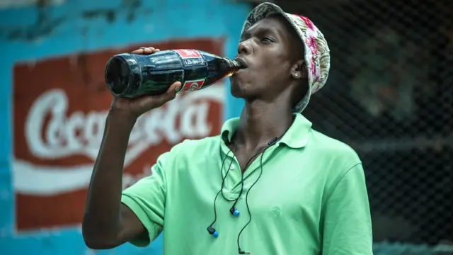 Hombre tomando gaseosa.