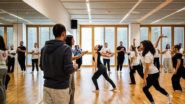 Nauczycielka tańca ćwiczy kroki ze studentami pod okiem nauczyciela muzyki w studiu tanecznym w Centrum Solskiego w Slovenj Gradec (Słowenia). Wizyta w ramach projektu ERASMUS, łączącego cztery europejskie szkoły średnie, by wspierać wymianę młodzieży i rozwój kulturowy