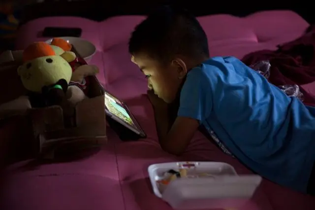 ලෝක සෞඛ්‍ය සංවිධානය නිර්දේශ කර ඇත්තේ, පාසල් දරුවන් ඩිජිටල් තිර ඉදිරියේ ගත කරන කාලය හැකි තාක් අවම කළ යුතු බවට ය.