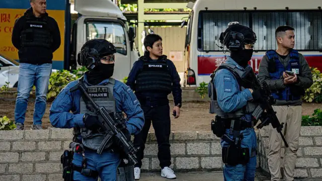 Полицейский спецназ у здания суда