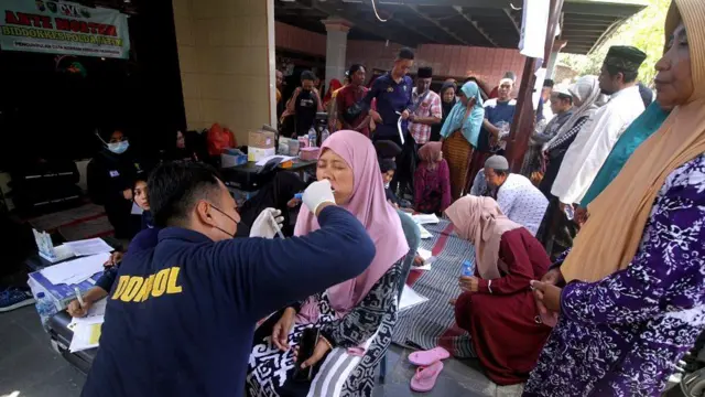 Petugas dari Biddokkes Polda Jatim mengambil sampel DNA keluarga korban bangunan yang ambruk di Pondok Pesantren (Ponpes) Al Khoziny di Kecamatan Buduran, Sidoarjo, Jawa Timur, Kamis (2/10/2025).