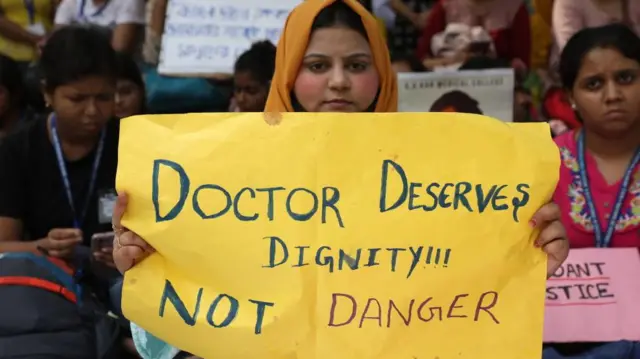 જાતીય અપરાધો સામે વિરોધ કરી રહેલાં મહિલાની તસવીર 