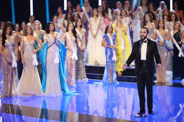بوكيلي على المسرح مع العشرات من ملكات الجمال