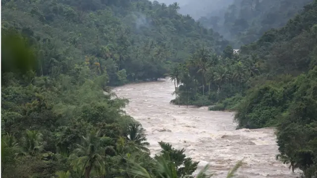 ఉప్పొంగి ప్రవహిస్తున్న వరద నీరు