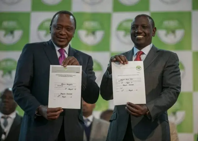 Uhuru Kenyatta n'icegera ciwe William Ruto bahabwa ivyete na IEBC ko batsinze amatora