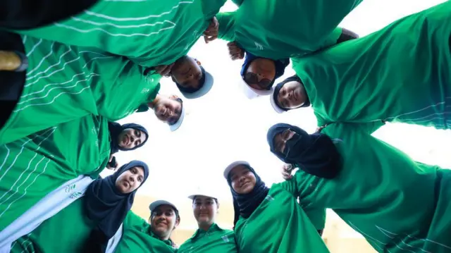 महिला क्रिकेट टी10 सॉफ्टबॉल के दौरान तस्वीर खिंचवाते हुए खिलाड़ी 