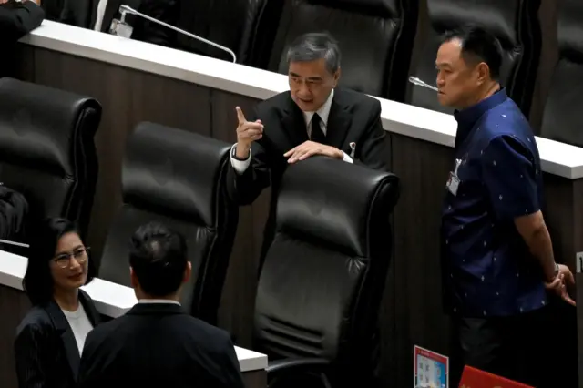 อภิสิทธิ์ กับ อนุทิน พูดคุยกันในระหว่างการประชุมสภาชุดที่ 27 เมื่อเดือน มี.ค. 2569