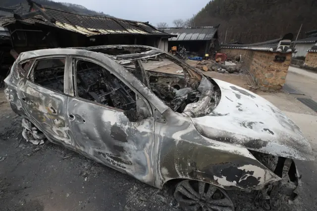 경북 청송군 파천면 덕천마을에 산불이 번져 주택과 차량이 불에 타 있다