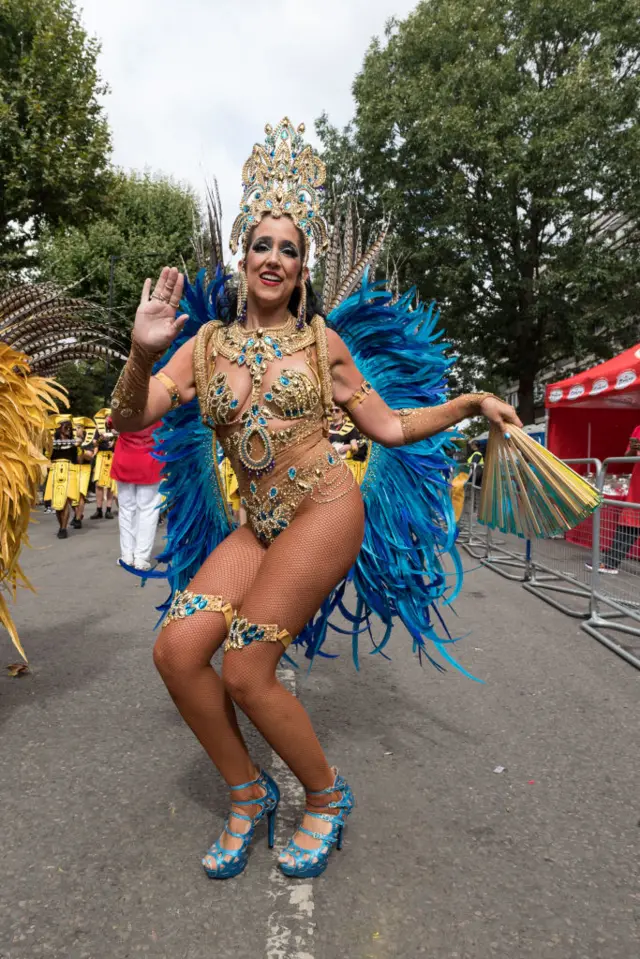 یکی از شرکت‌کنندگان در کارناوال جلوی دوربین ژست می‌گیرد، دوشنبه روز آخر