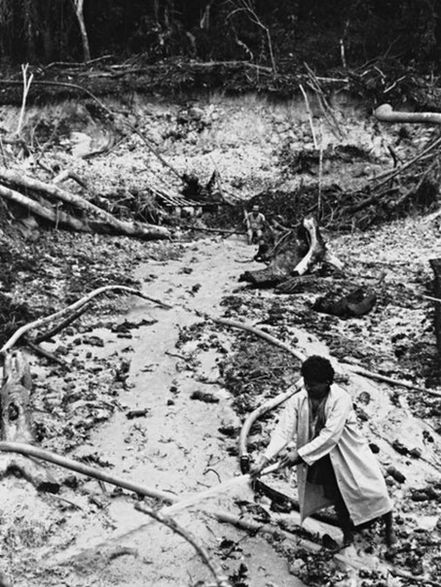 Garimpeiro espalhando a terra com um jato d'água, no garimpo junto à pista do Jeremias, Alto Mucajaí, Terra Indígena Yanomami, Roraima, em 1990.