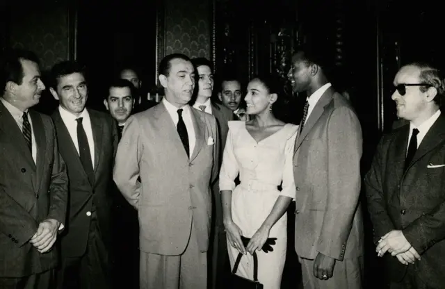 Marcel Camus, o presidente Juscelino Kubitschek, Marpessa Dawn, Breno Mello e Vinicius de Morais no Palácio das Laranjeiras, em 1959