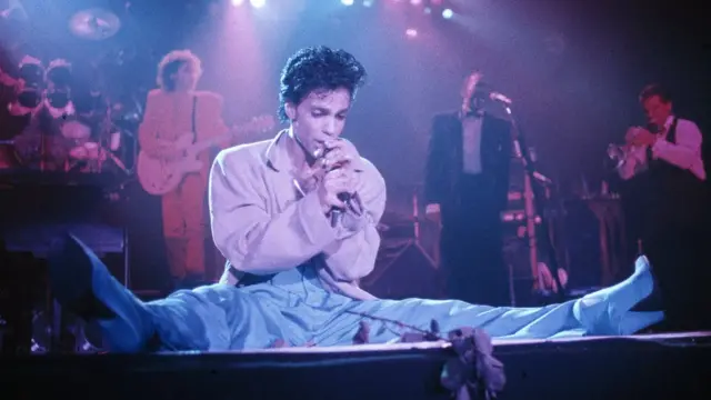 গানের মঞ্চে জনপ্রিয় গায়ক প্রিন্স