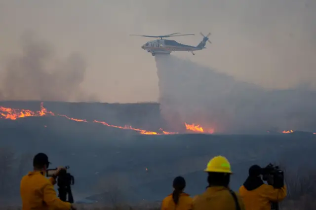 Вертолет тушит пожар