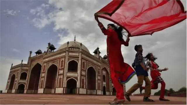 Qadimgi dostlar jinsiy aloqada porno qilishga qaror qilishdi