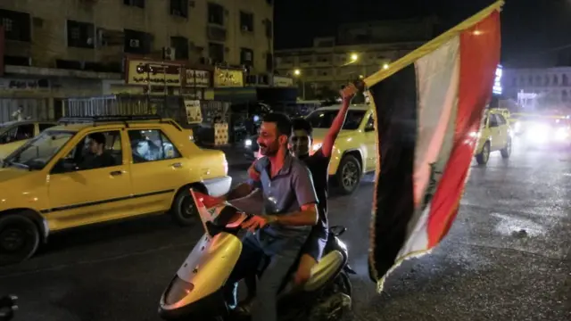 Un chico con la bandera iraquí tras el anuncio de la recuperación de la provincia de Mosul en Iraq.
