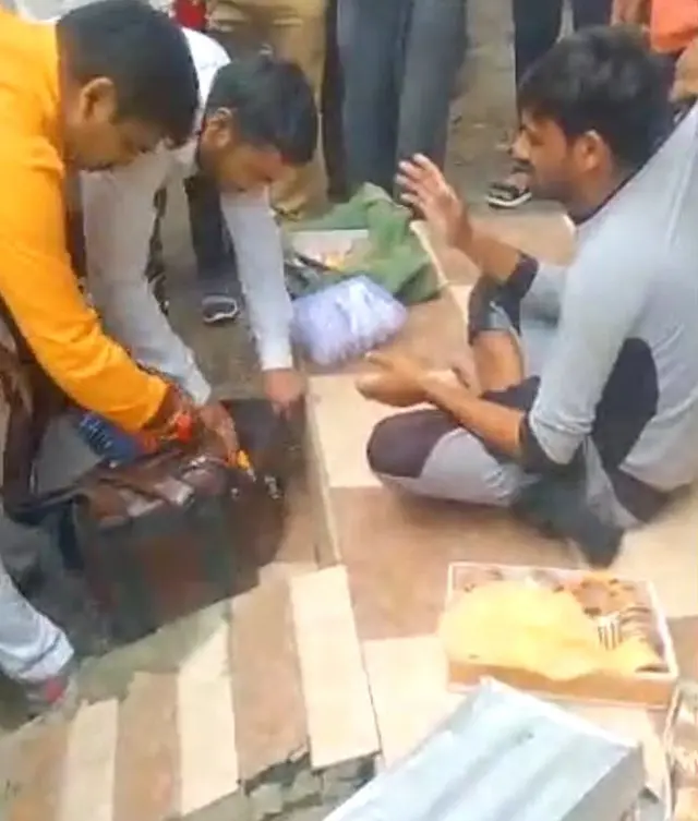 इंदौर में चूड़ी वाले से मारपीट, वायरल वीडियो