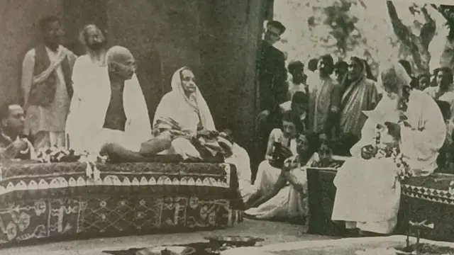 शांति निकेतन में एक समारोह में महात्मा गांधी के साथ रवींद्रनाथ टैगोर