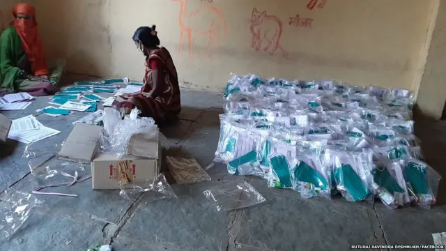 गावकऱ्यांना वाटप करण्यात आलेले कोरोना सेफ्टी किट