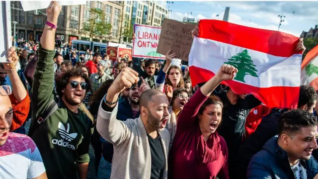 Демонстранты требуют перемен