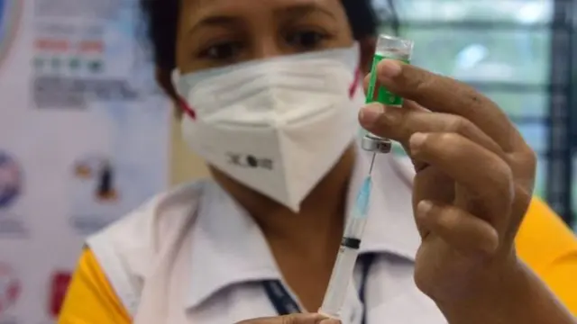 કેન્દ્ર સરકારે પણ રાજ્યોને વૅક્સિન આપી રહી છે પરતું સંખ્યા મર્યાદિત છે.