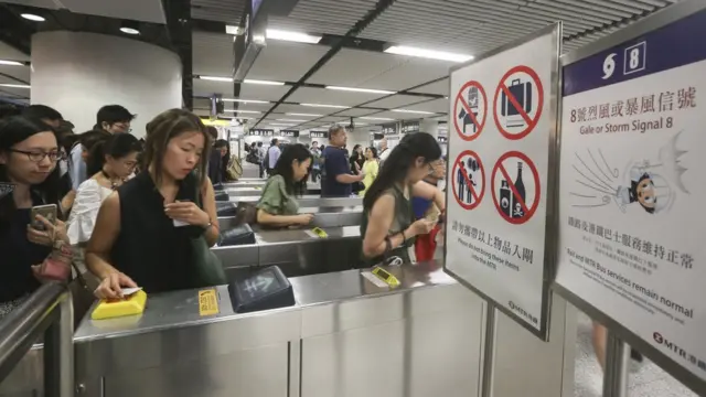 強烈熱帶風暴苗柏迫近香港之際民眾在港鐵金鐘站趕著進站搭乘港鐵返家（12/6/2017）