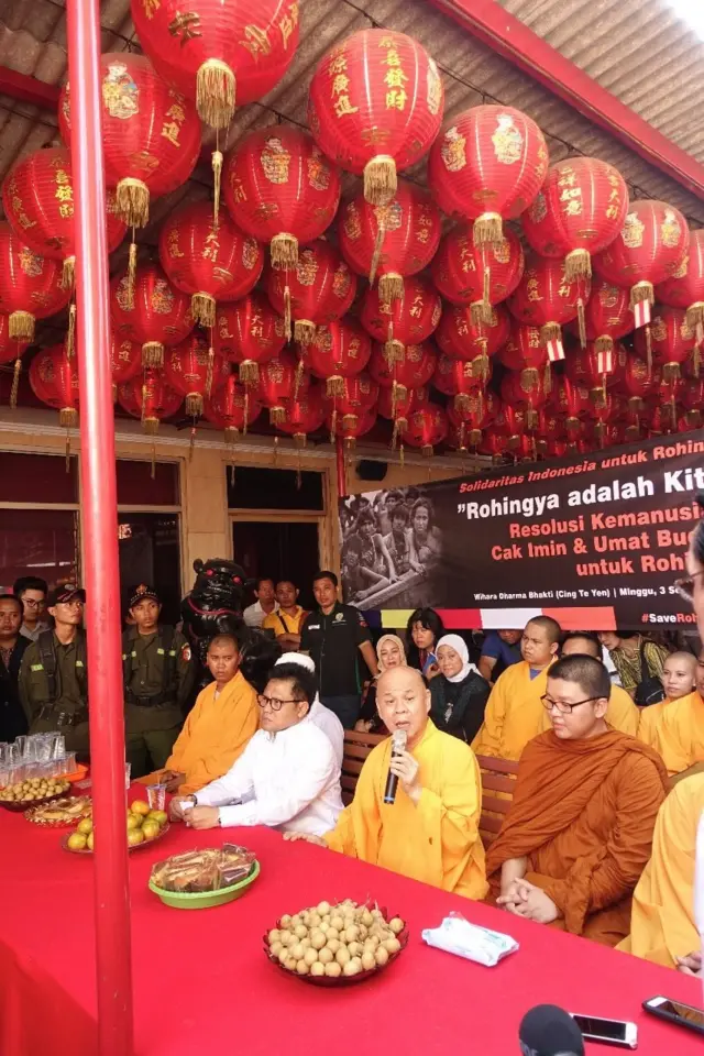 biksu di Vihara Petak Sembilan