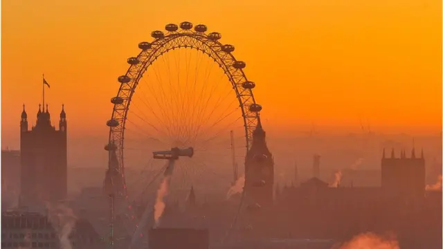 Прощай, 2016 год! На фото - закат над Лондоном, 28 декабря.