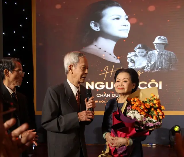 Khánh Ly được người anh họ Nguyễn Huy Tín tặng hoa mừng sinh nhật