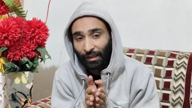  माझ्या हाता-पायांना साखळदंड बांधून परत पाठवल्याचे रॉबिन हांडानं सांगितलं.